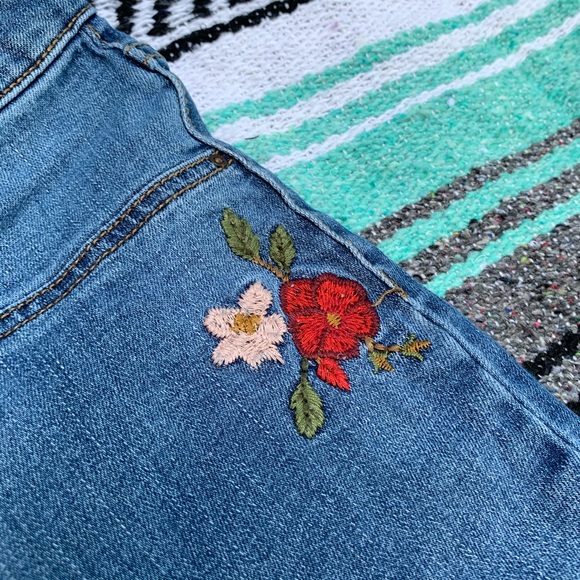 🌺Embroidered Mossimo Hi-Rise Jeggings🌺 - Picture 5 of 6